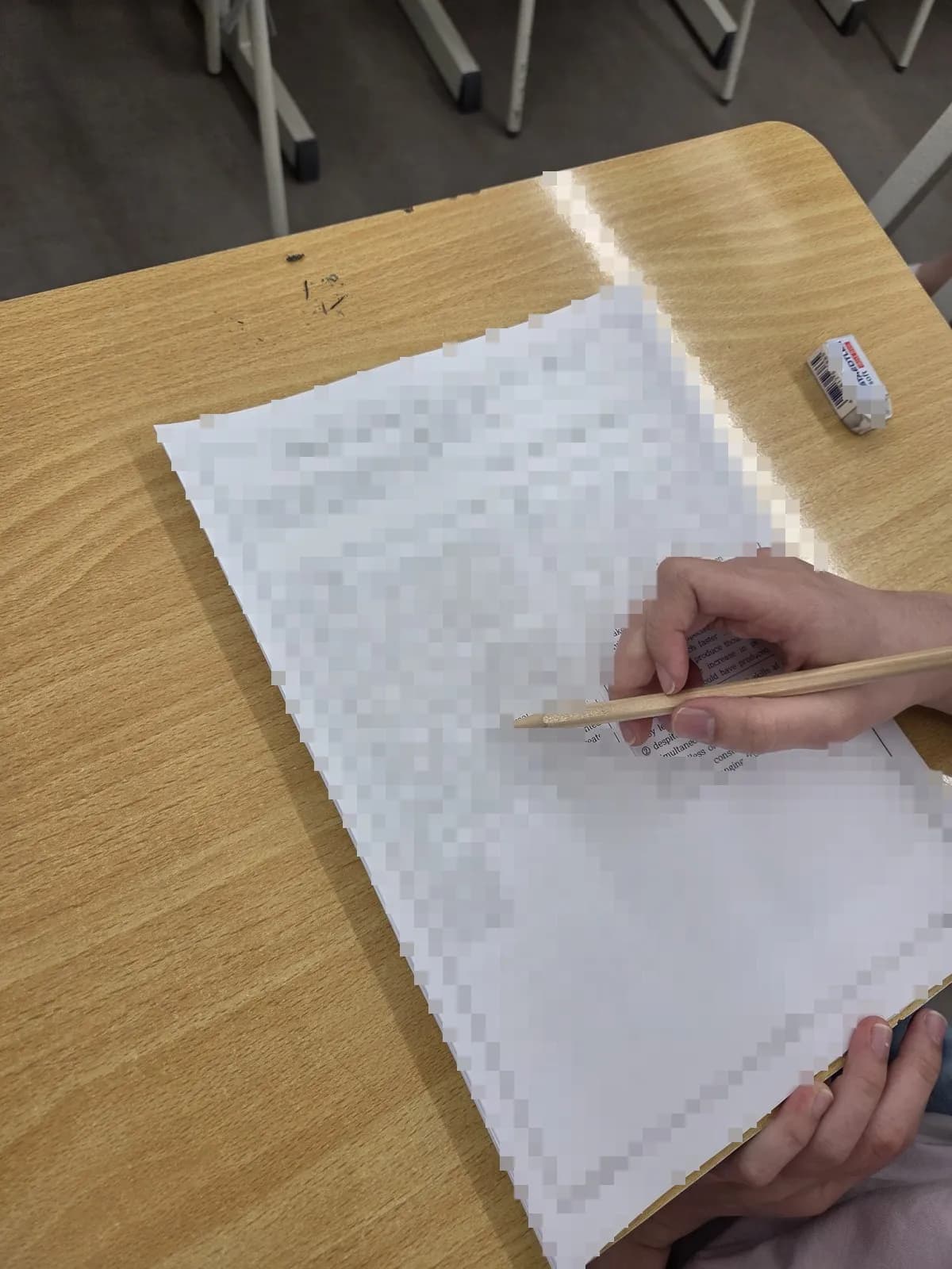 다니엘영어학원 수업 모습(학생 얼굴과 종이는 가림)