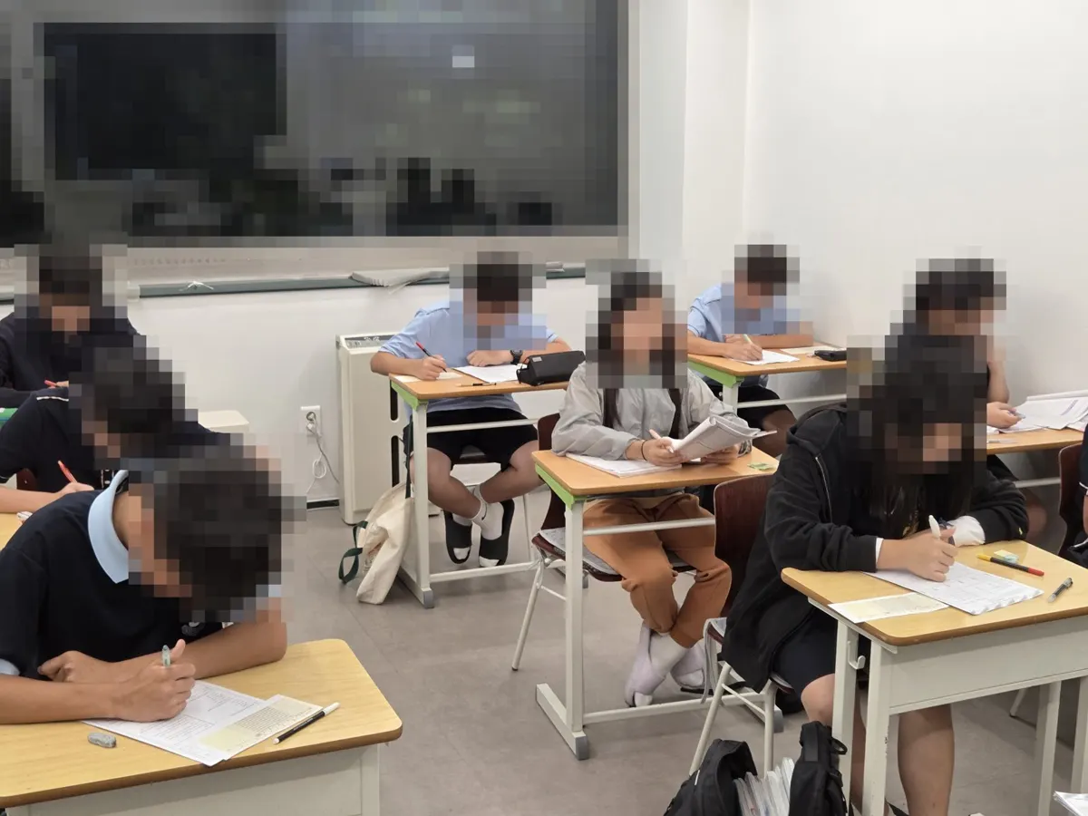 다니엘영어학원 수업 장면(학생 얼굴은 모자이크)